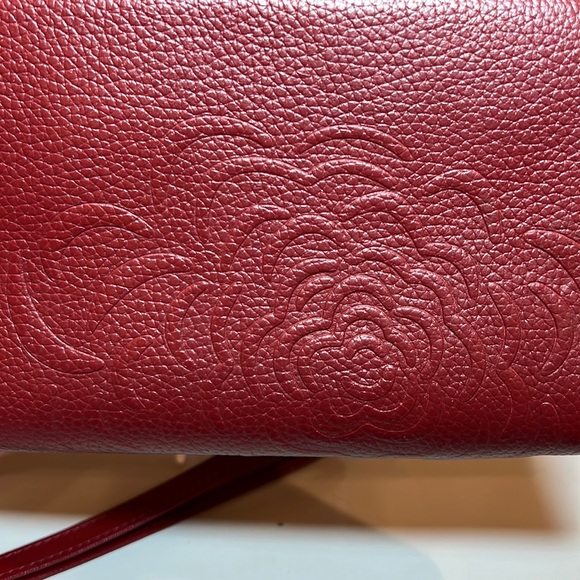 Kattee Wristlet, wallet, phone carrier in red pebble leather with embossed flwr - Picture 3 of 14